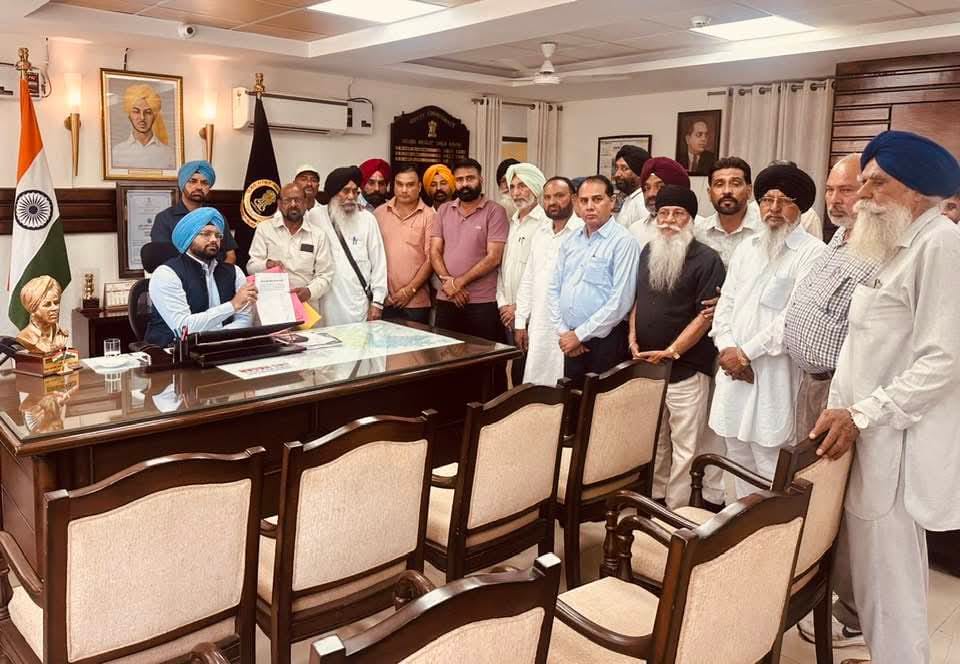 People mobilized against the demolition of Aur Block; Angry people against the government sent a memorandum to the government through the DC, demanding its restoration.